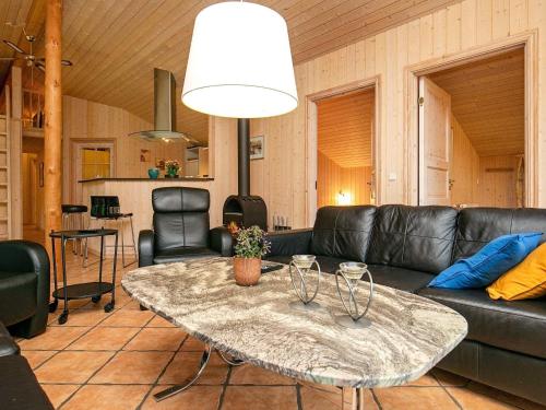 图鲁普斯特兰德8 person holiday home in Fjerritslev的客厅配有桌子和沙发
