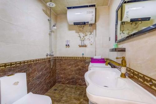 哈尔滨乌托邦酒店式公寓的一间带卫生间和水槽的浴室