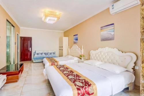 哈尔滨乌托邦酒店式公寓的一间卧室设有两张床和窗户。