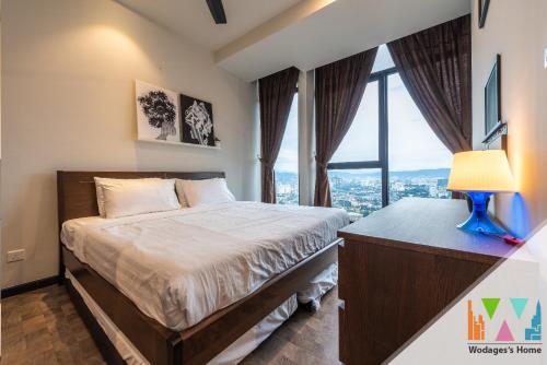 吉隆坡KLCC View Expressionz Family Loft by WGS的一间卧室设有一张床和一个大窗户