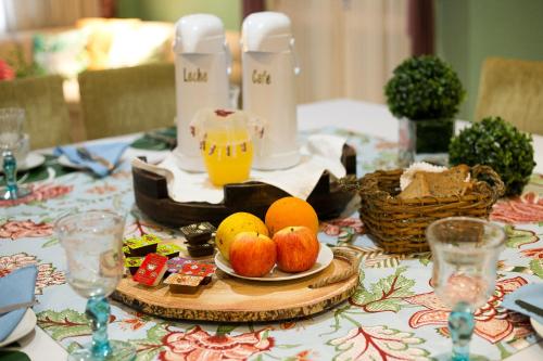 亚松森Beulah Hotel Boutique的一张桌子,上面放着一盘水果和一杯果汁