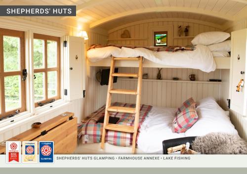 瑟斯克Morndyke Shepherds Huts的一间小卧室,位于一个小房子内,配有双层床