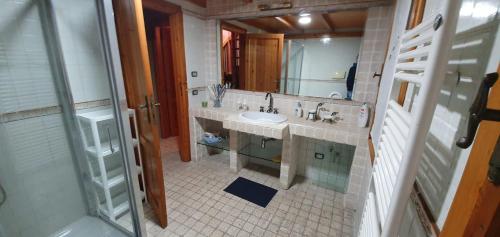 利维松多里SNOW HOUSE的一间带水槽和大镜子的浴室
