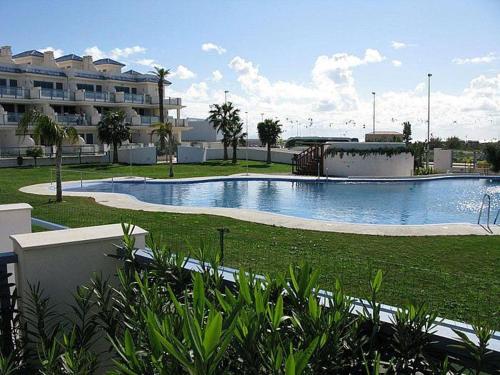 塔里法Casa Valdevaqueros的度假村中央的游泳池