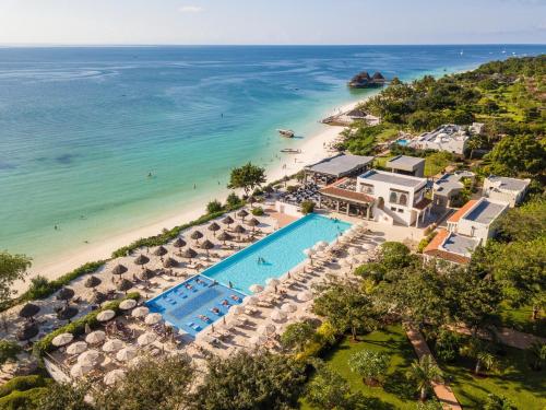 南威Riu Palace Zanzibar - All Inclusive - Adults Only的享有度假胜地的空中景致,设有游泳池和海滩