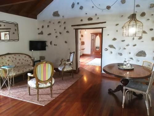 罗萨里奥港Rural Rugama的客厅配有沙发和桌椅
