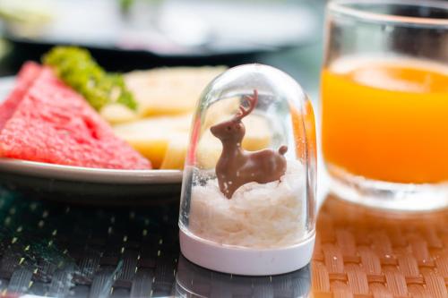 清迈Villa San Pee Seua - SHA extra plus的食物盘旁容器中兔子的塑料玩具