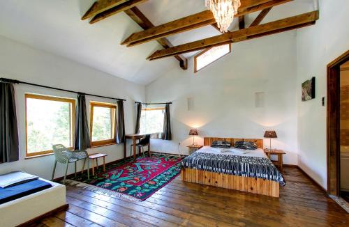 科尼茨Herzegovina Lodges Boracko Jezero的一间卧室配有一张床和地毯