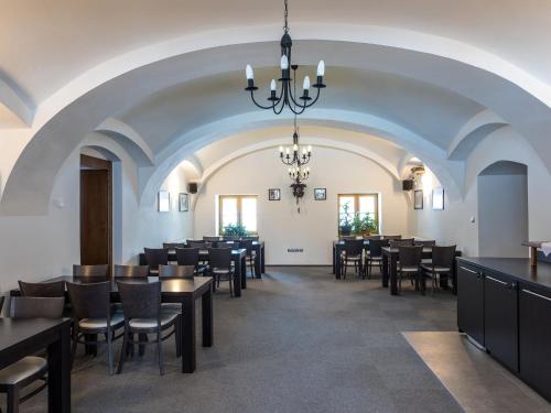 EA Horský Hotel Hájenka餐厅或其他用餐的地方