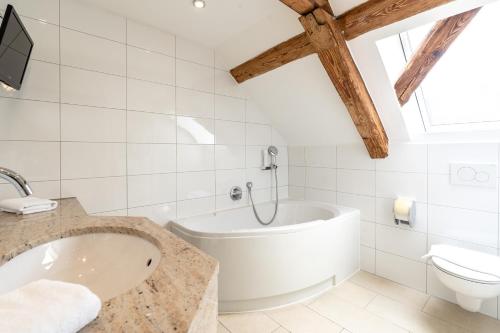 慕尼黑Weichandhof的白色的浴室设有浴缸和卫生间。