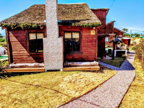 德尔迪阿布罗角El Diablo en Paz的茅草屋顶的小型木屋