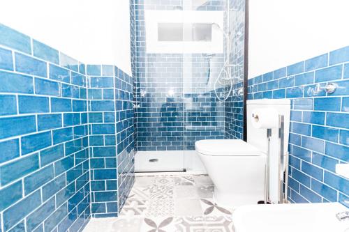 塔拉戈纳Tarrapolita_Rambla的蓝色瓷砖浴室设有卫生间和水槽
