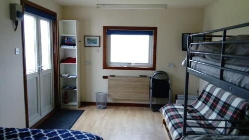乌伊格Harbor View的一间卧室配有双层床和窗户。