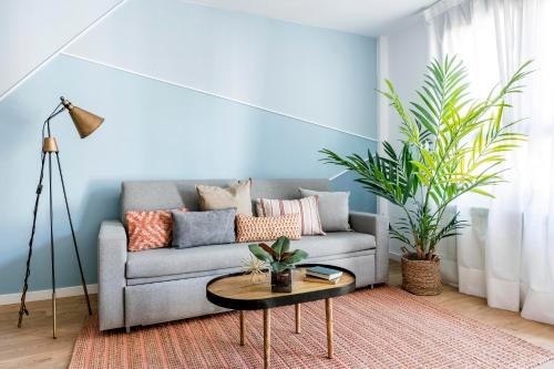 马德里Color Apartments by Olala Homes的客厅配有沙发和桌子