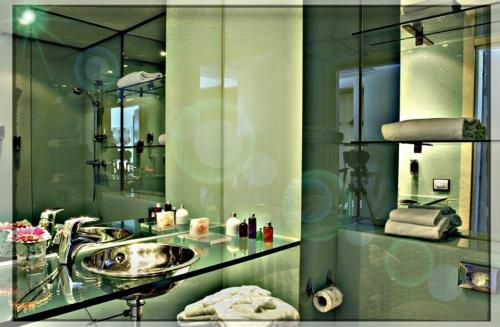 弗利行政酒店的一间带水槽和镜子的浴室