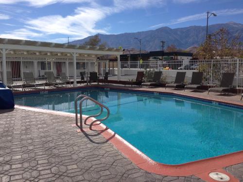 隆派恩陶别墅汽车旅馆的一座带椅子和山脉的大型游泳池