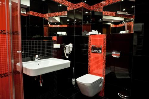 马佐夫舍地区新庄园莫德林机场索克沃弗斯卡酒店的浴室配有白色水槽和卫生间。