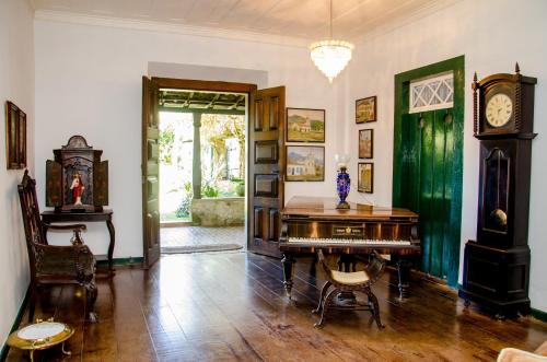 帕拉蒂Pousada da Marquesa的配有书桌和祖父钟的房间