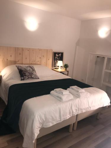 奥尔斯克维莱Domaine du Haut-Koenigsbourg的一间卧室配有带毛巾的床