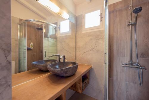 沃丽曼村爱奥尼亚别墅的浴室内木台面上的两个水槽