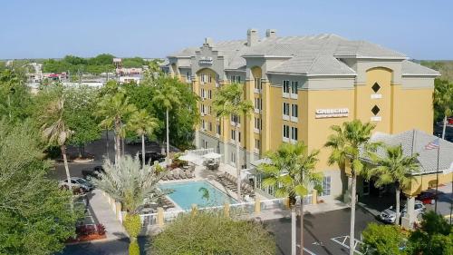 奥兰多Galleria Palms Orlando - Free Theme Park Shuttles的享有酒店空中美景,设有游泳池