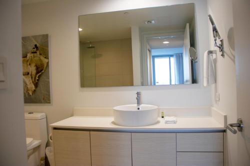 哈兰代尔海滩Beach Walk的一间带水槽和镜子的浴室