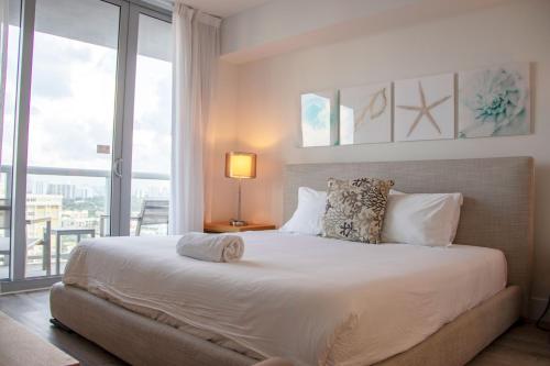 哈兰代尔海滩Beach Walk的一间卧室设有一张大床和大窗户