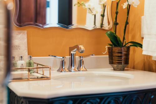 旧金山Mansion on Sutter的浴室水槽设有水龙头和花瓶
