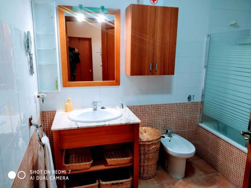 摩拉鲁比罗Ático19的一间带水槽、卫生间和镜子的浴室