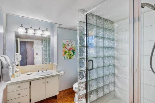 拉海纳毛伊岛孔多斯酒店的带淋浴和盥洗盆的浴室