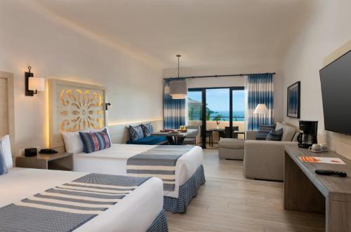 马萨特兰Pueblo Bonito Mazatlan Beach Resort - All Inclusive的酒店客房带两张床和一个客厅