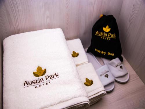 新山Austin Park Hotel的一组毛巾坐在桌子上