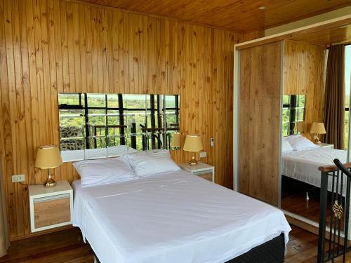 Puerto Presidente FrancoNatuCenter Hospedaje的卧室配有白色的床和2扇窗户。