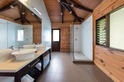 阿迦珊瑚礁度假村及Spa酒店的一间浴室