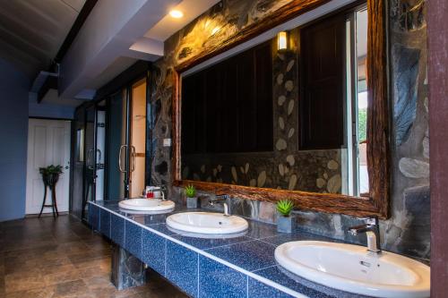 达叻府达勒班里纳度假村的一间带三个水槽和大镜子的浴室