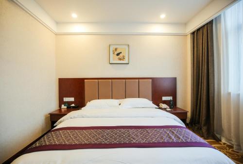 上海新爵加一酒店的一间设有大床和窗户的酒店客房