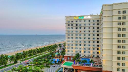 岘港DLG岘港酒店的享有酒店和海滩的景致。