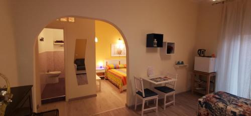 锡拉库扎Il Pianoforte B&B的客房设有带一张床和镜子的卧室