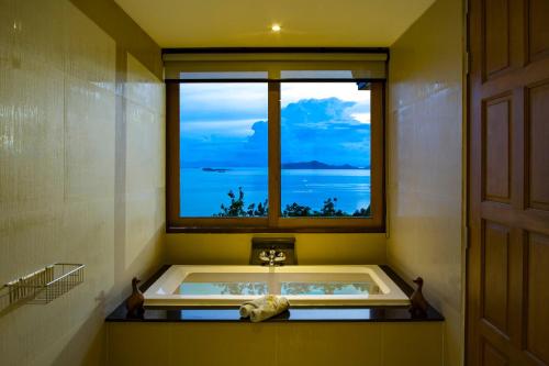 蓝赛特海滩Villa Moonstone的带浴缸的浴室和窗户