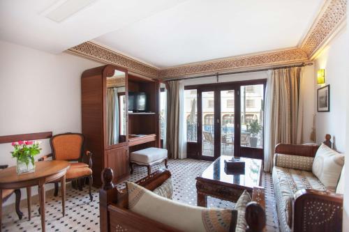丹吉尔法国别墅格兰德酒店的客厅配有沙发和桌子