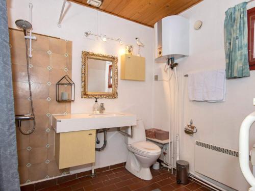 海默特6 person holiday home in Hemmet的一间带水槽、卫生间和镜子的浴室