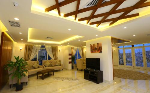 科威特Le Paris Residency Sabah Al Salem的带沙发和电视的客厅