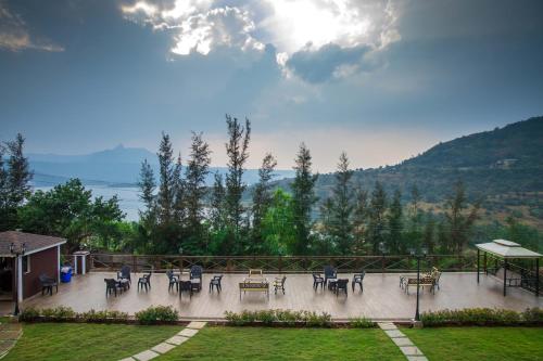 罗纳瓦拉Green Velvet Resort-Near Pawna Lake的花园内带桌椅的庭院