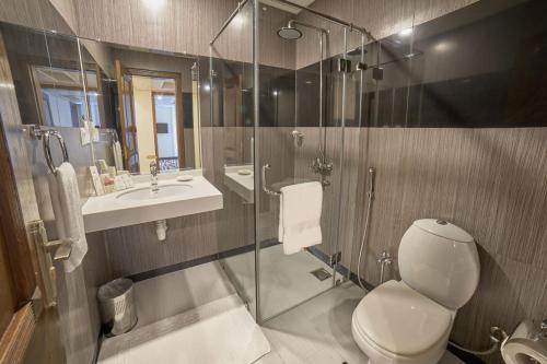 拉合尔Avari Xpress Gulberg的浴室配有卫生间、盥洗盆和淋浴。