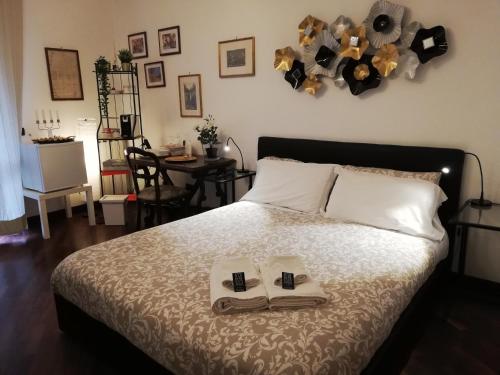 菲乌米奇诺莱昂纳多罗马假期旅馆的一间卧室配有一张床,上面有两条毛巾