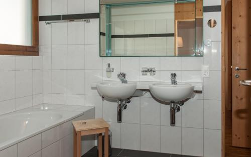 切勒里纳多特蒙德瑞樵酒店的浴室配有2个盥洗盆和1个浴缸。