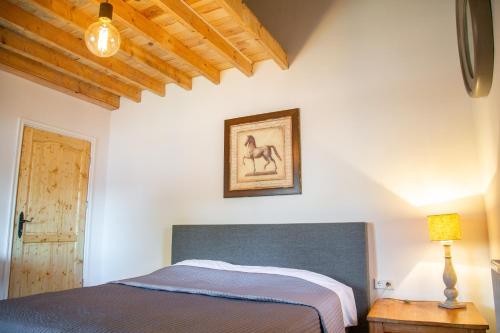 UdenhoutHerberg de Brand的一间卧室设有一张床和木制天花板