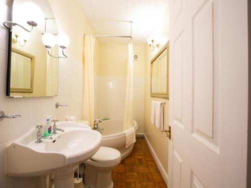 诺斯维奇维查姆哈尔酒店的浴室配有盥洗盆、卫生间和浴缸。