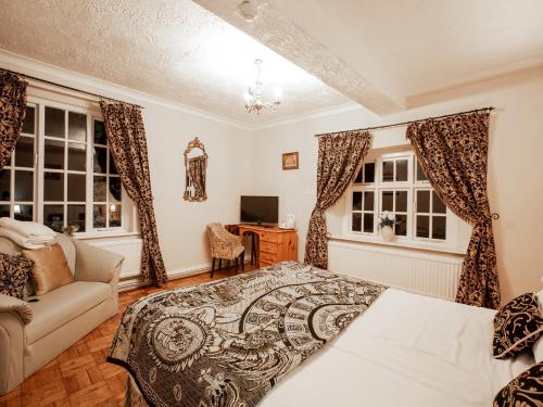 诺斯维奇维查姆哈尔酒店的卧室配有一张床、一张书桌和窗户。