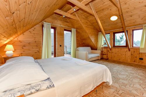 AntakalnisAerodream Trakai的木屋内的卧室配有一张大床